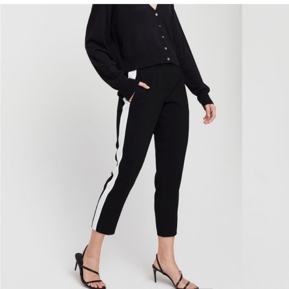 Aritzia Babaton Conan Terado Pull On Crop Pant
Sz 00 Black And White Stripe